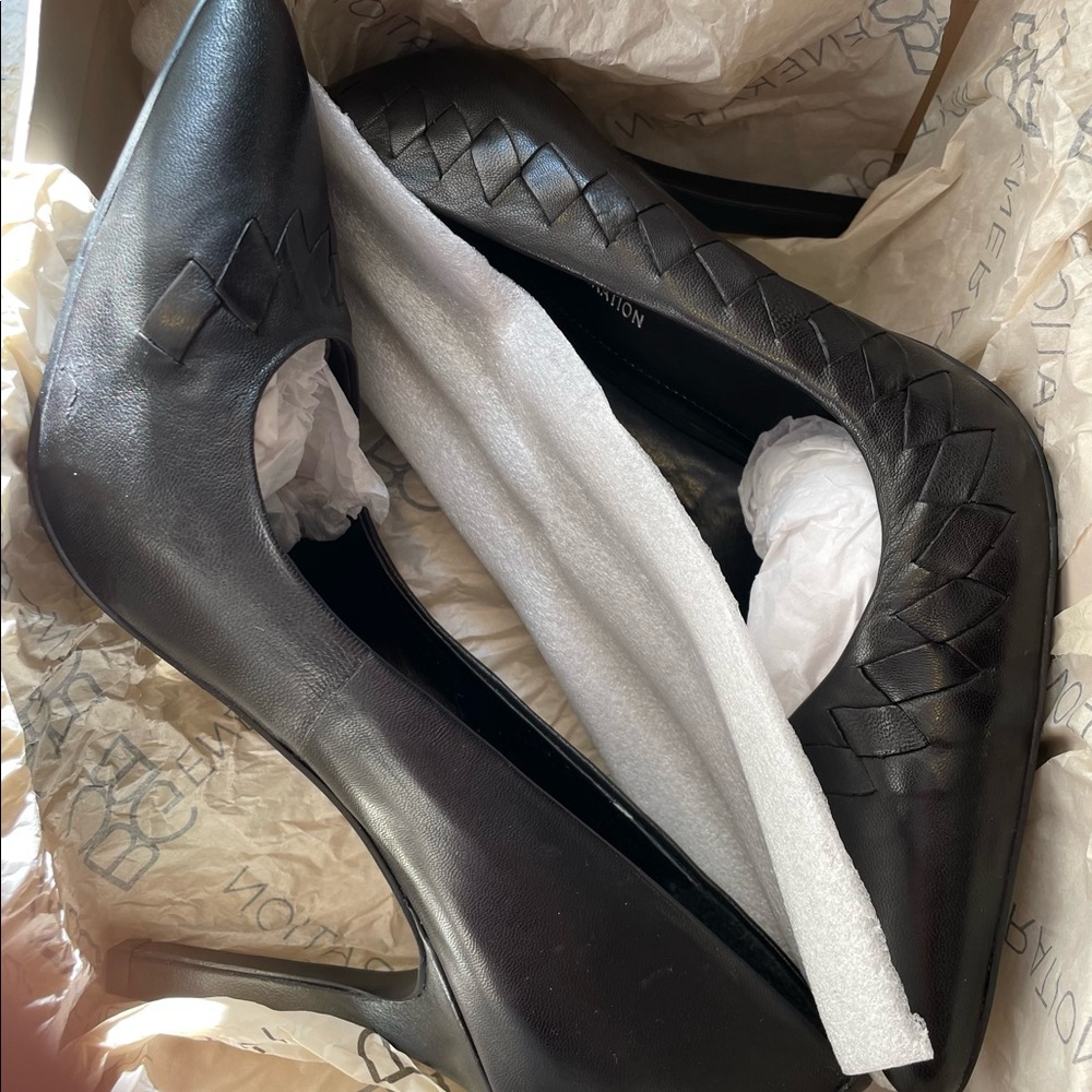 BCBG Leather pumps